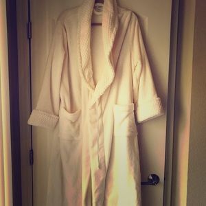NWOT Super fluffy Ivory robe w/ belt